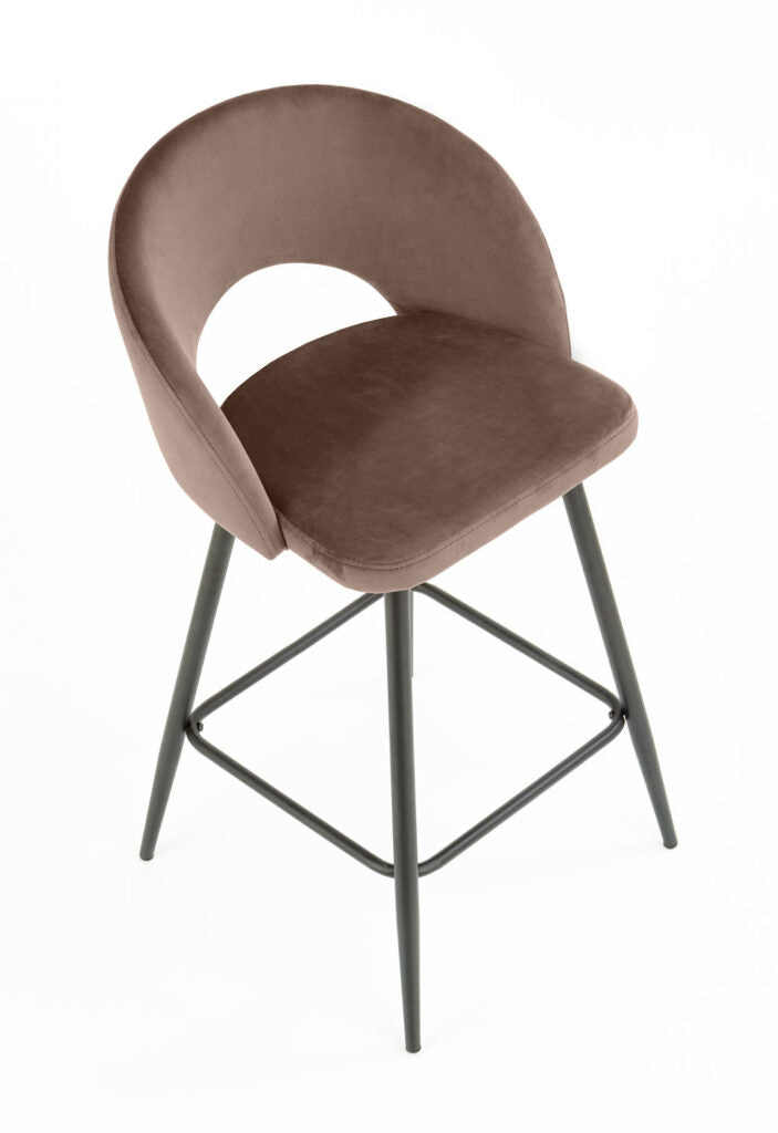 “Elowen Duskveil” – Silla Alta Marrón Avellana 🍂✨