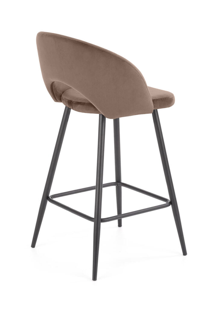 “Elowen Duskveil” – Silla Alta Marrón Avellana 🍂✨